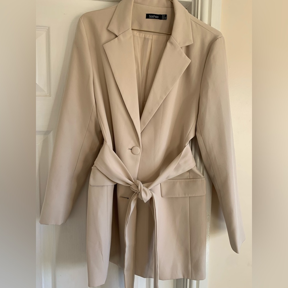SOLD * Cream boohoo blazer / dress belted - Picture 1 of 4